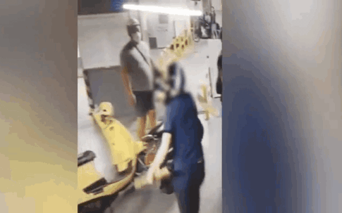 Phẫn nộ nam thanh niên kề dao vào cổ người đàn ông ngoại quốc sau phút "nóng mặt"