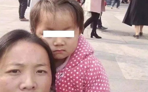 Cái chết của bé gái 3 tuổi bị ung thư mắt gây uất ức: Người mẹ lấy tiền quyên góp để chữa bệnh cho con trai và bỏ mặc con gái