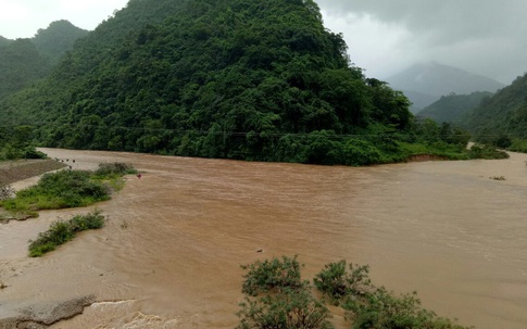 Quảng Trị: Nỗ lực tìm kiếm 2 người đàn ông bị nước cuốn mất tích khi chèo đò qua suối