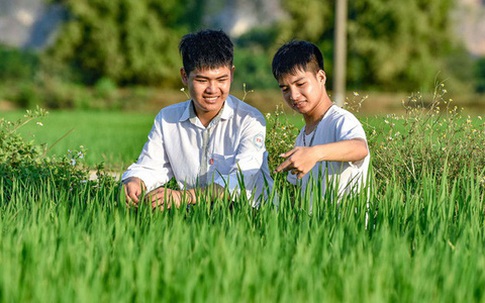 Nam sinh được bạn cõng 10 năm: “Cảm ơn mọi người! Chúng em đã sẵn sàng cho những hành trình mới!”