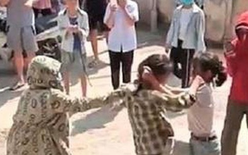 Mâu thuẫn cá nhân, nữ sinh lớp 9 Quảng Ninh bị đánh hội đồng trước cổng trường sau buổi học