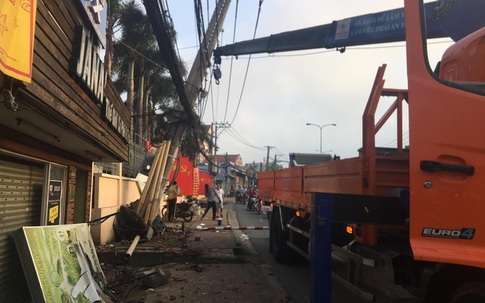 TP.HCM: 2 kẻ trộm lái ô tô tông gãy cột điện, hàng trăm hộ dân bị mất điện