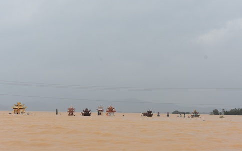Nước lũ cuốn trôi người phụ nữ ở Quảng Bình