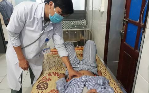Rủ nhau vào rừng hái nấm về ăn, 4 người nhập viện cấp cứu