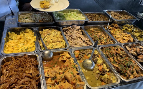 Thịt lợn hết sốt, hàng ăn cố thủ không chịu giảm giá