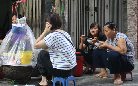 Quán bánh trôi tàu không biển hiệu, 3 tiếng bán 'vèo' gần 1.000 viên bánh