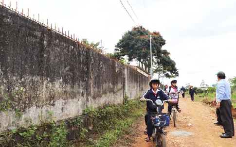 Tường rào bê tông nức toác, hơn 600 học sinh sống trong sợ hãi