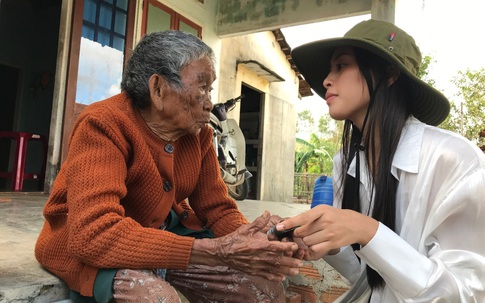 “Bà trùm Hoa hậu” cùng dàn người đẹp trao số tiền lớn cho mỗi hộ dân sập nhà ở Quảng Ngãi