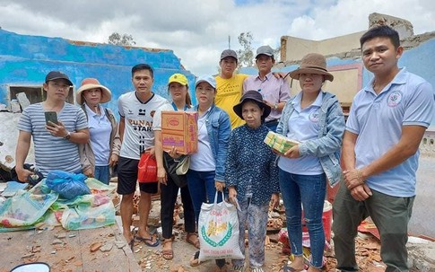 Người đàn ông ròng rã gần 1 tháng trời cứu trợ đồng bào miền Trung giữa hiểm nguy bão lũ