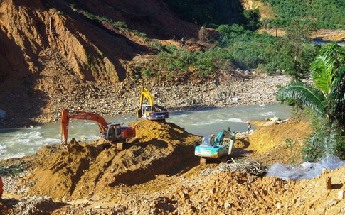 Cận cảnh những khối bê tông ‘khủng’ nghi vùi lấp nạn nhân mất tích ở Rào Trăng 3