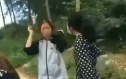 Nữ sinh dùng mũ bảo hiểm đánh liên tiếp vào đầu bạn bị tạm dừng học 1 tuần