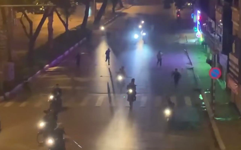 Nhóm thanh niên vác hung khí đuổi đánh nhau trên đường phố Hà Nội do mâu thuẫn trên mạng xã hội