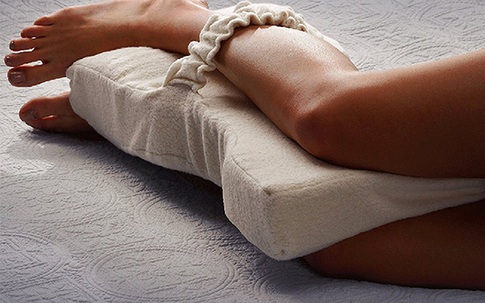 Kẹp gối giữa hai chân rồi đi ngủ, sáng dậy chị em chắc chắn hưởng được 5 lợi ích hiếm có, tốt tựa vị thuốc quý