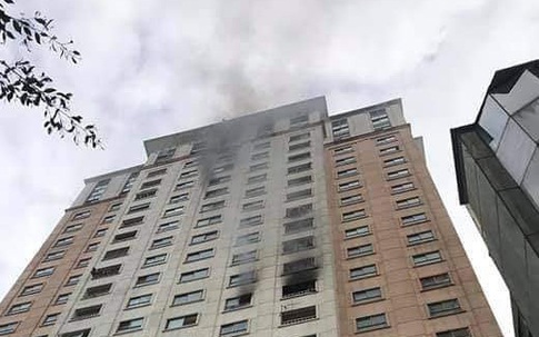 Hà Nội: Nghi vấn nổ bình gas, một căn hộ trên chung cư cao tầng bốc khói nghi ngút
