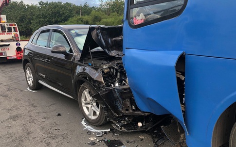 Đồng Nai: Xế hộp Audi nát đầu khi tông trực diện xe buýt, nhiều hành khách la hét kêu cứu