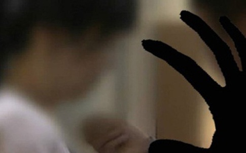 Một ngày thiếp đi ở phòng khách, nữ giúp việc rùng mình thấy có bàn tay sờ soạng mình rồi phát hoảng khi nhận ra gương mặt bệnh hoạn quen thuộc
