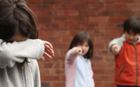 Nhiều cha mẹ băn khoăn không biết phải làm gì khi con bị bắt nạt ở trường, dạy con đánh trả hay im lặng: Chuyên gia chỉ ra một cách khôn ngoan!