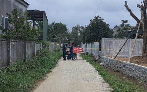 Quả bom dài 1,5 m trong nhà dân