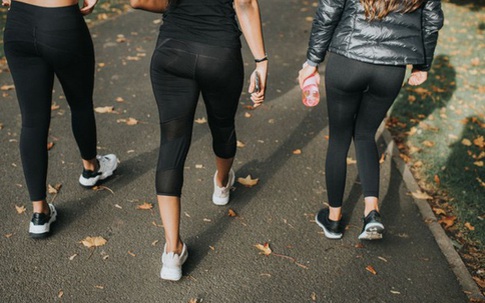 Nhiều trường cấm nữ sinh mặc đồ bó sát để tránh quyến rũ nam giới