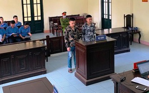 Hai thanh niên bắt nhốt, xích chân hai nữ tiếp viên karaoke vì tự ý đi chơi với khách