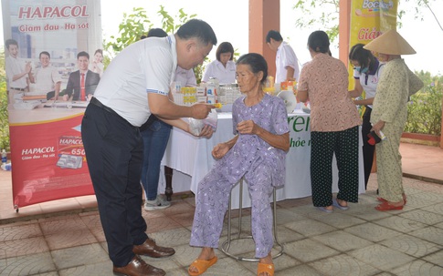 Dược Hậu Giang cùng 27 bác sĩ tình nguyện đến Huế giúp người dân vùng lũ