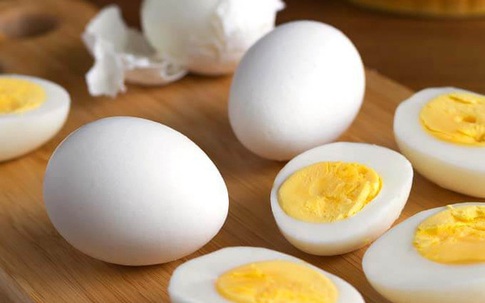 Quên cách luộc trứng cũ đi, luộc trứng bằng nồi chiên không dầu mới là "đỉnh cao"
