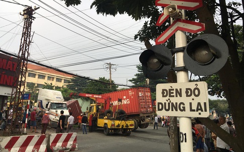 Bình Dương: Nhân viên đường sắt ngủ quên không gác chắn, xe container bị tàu hoả tông đứt rời