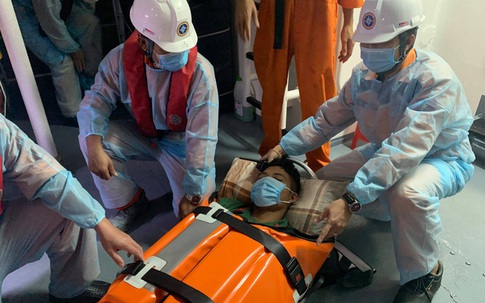 Cấp cứu khẩn cấp người dân lâm trọng bệnh bị cô lập trên đảo Cù Lao Chàm do ảnh hưởng bão số 10