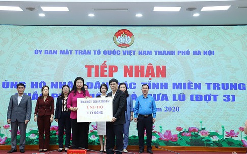 Tổng công ty Điện lực miền Bắc trao tiền ủng hộ đồng bào miền Trung tại Ủy ban MTTQ Việt Nam Thành phố Hà Nội