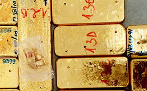 Bị bắt khi đang buôn lậu 51 kg vàng qua biên giới