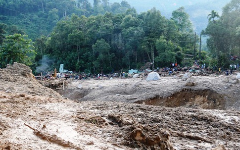 Lại xảy ra sạt lở vùi lấp 14 nhà dân, một ngôi trường ở Quảng Nam