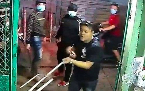 Người đàn ông bị truy sát bằng cây ba chỉa và mã tấu