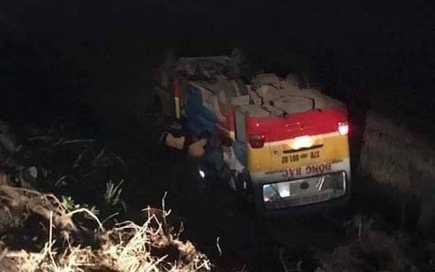 Nghệ An: Húc phải trâu, xe buýt lao xuống ruộng lật nghiêng