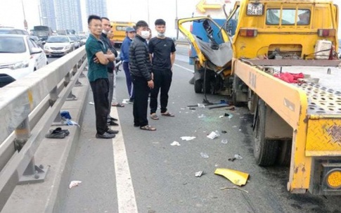 Ô tô cứu hộ đâm xe rác trên cầu Nhật Tân khiến 2 tài xế thương vong