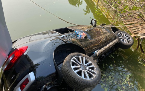 Hà Nội: Ô tô chở 4 người mất lái, tông gãy lan can rồi lao xuống hồ