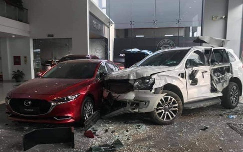 Nữ tài xế xe 7 chỗ đâm vào showroom Mazda Phú Thọ, một người nguy kịch