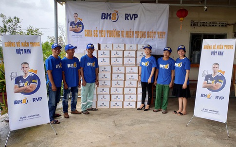 Cựu đội trưởng Manchester United Robin Van Persie ủng hộ miền trung sau lũ lụt