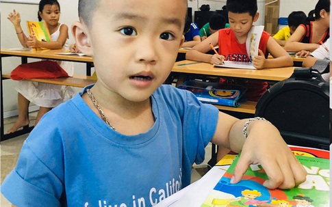 Cậu bé 3 tuổi nói tiếng Anh như gió, có trí nhớ kinh ngạc, bố tiết lộ bí quyết giúp con tự học phụ huynh nào cũng có thể làm theo
