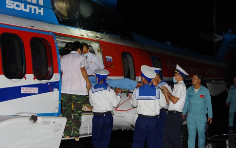 Trực thăng đưa gấp bệnh nhân từ Trường Sa về đất liền cấp cứu
