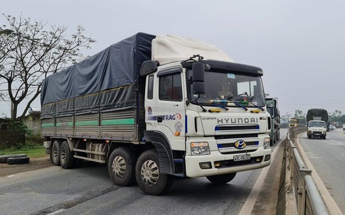 Tài xế lái xe chắn ngang QL 1A sau khi bị CSGT Hà Tĩnh lập biên bản