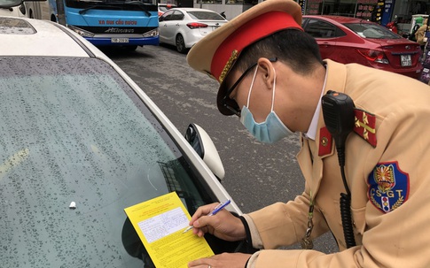 CSGT Hà Nội đồng loạt ra quân dán giấy thông báo phạt nguội trên kính xe
