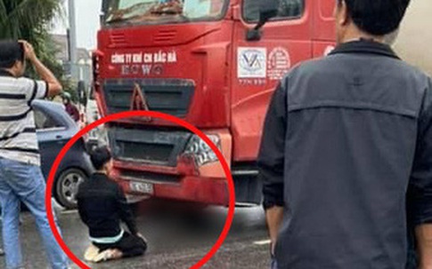 Hình ảnh chồng quỳ gối, thất thần bên thi thể vợ bị xe đầu kéo cán tử vong khiến bao người xót xa