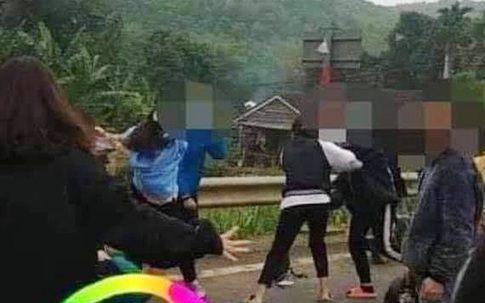 2 nhóm nữ sinh lớp 10 lên Facebook thách đấu, “choảng” nhau loạn xạ bằng mũ bảo hiểm