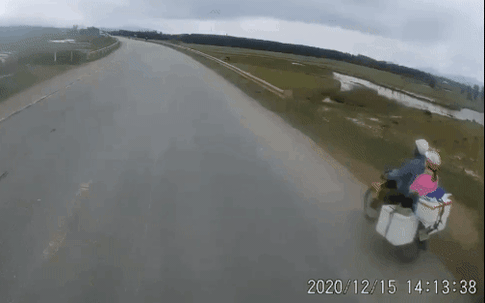 Húc văng 2 người vào tà luy, thanh niên vẫn "bay" trên xe máy và cái kết kinh hoàng