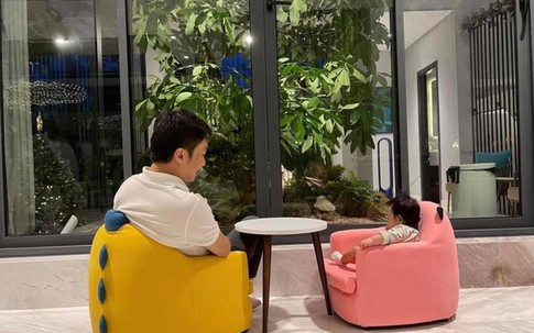Khoảnh khắc ngộ nghĩnh khi Cường Đô La ngồi "đàm đạo" với con gái như hai người trưởng thành