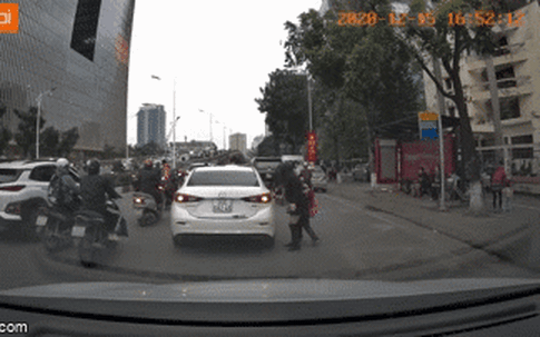 Đỗ xe giữa đường mặc còi bấm "thúc giục" liên hồi, nữ tài xế khiến tất cả ngán ngẩm