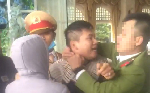 Trung úy cảnh sát bị nam thanh niên vi phạm giao thông đấm vào mặt