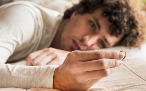 Tôi mê giọng hát karaoke của vợ anh hàng xóm