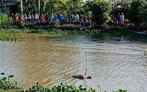 Phát hiện thi thể người đàn ông thường xuyên đi lang thang dưới kênh nước
