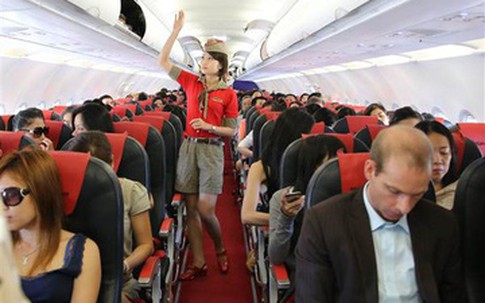 Hành khách bị cấm bay vì hút thuốc, giật tóc người khác